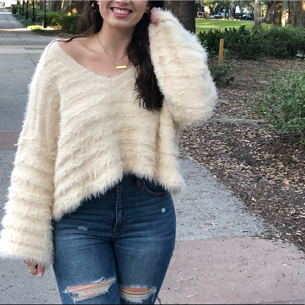 Vestique Fuzzy Ribbed Cropped Sweater